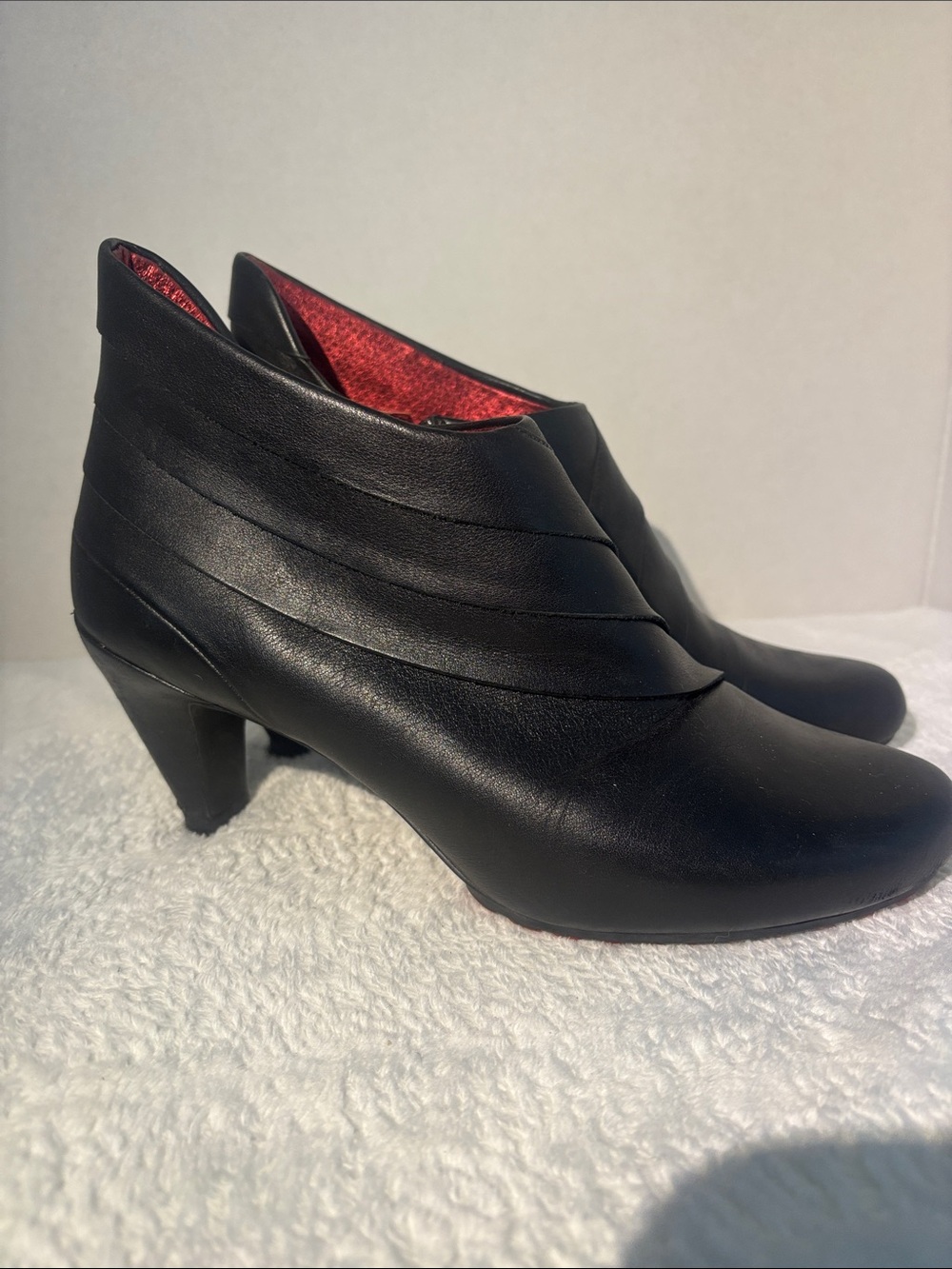 Tsubo Black Leather Ankle Heeled Boots with Red Interior